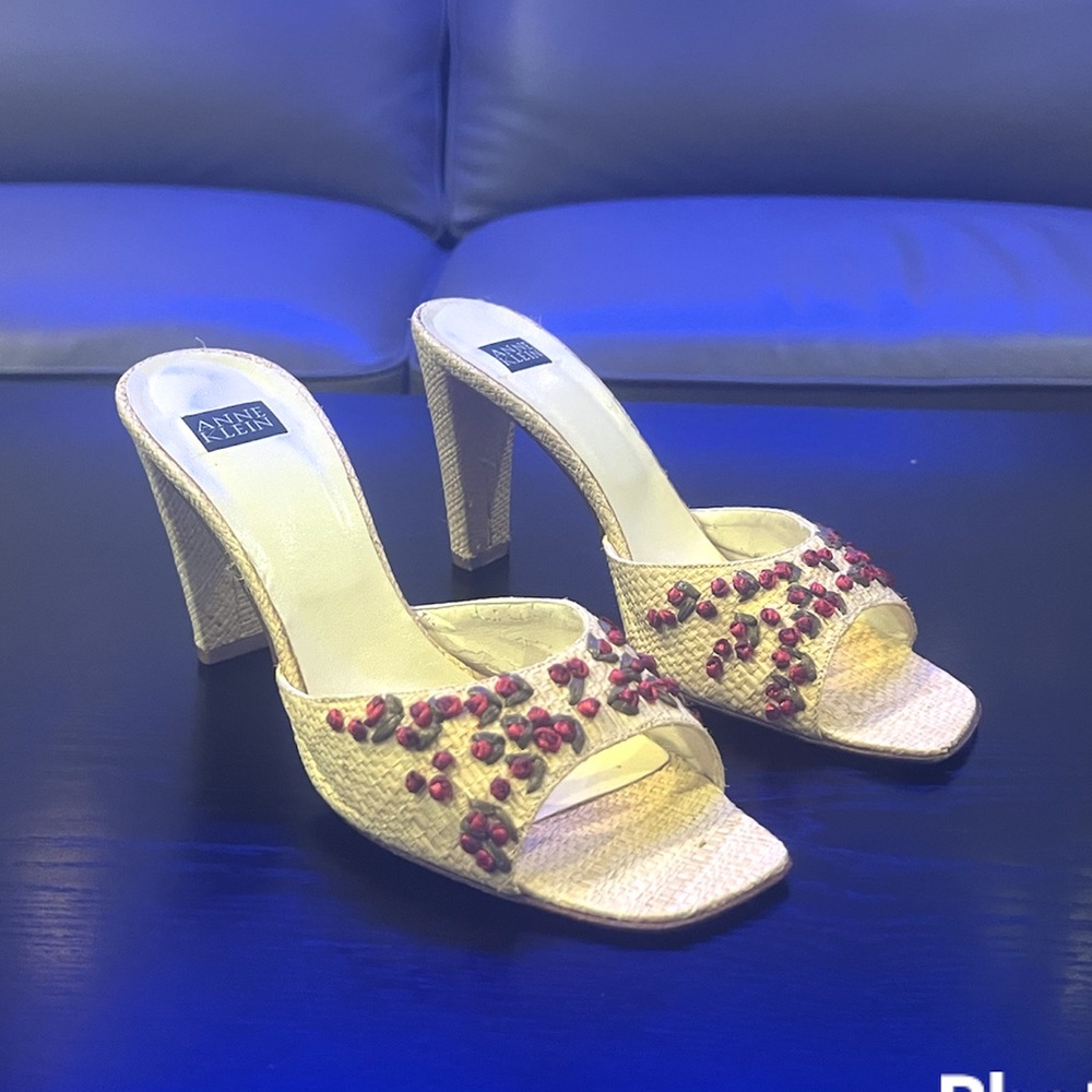 ANNE KLEIN Palomino Basket Weave Detail Slide- On Heel W/ Roses: Summer Shoes!!